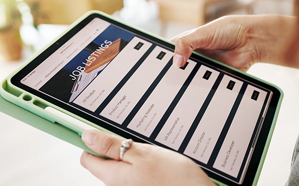 HR manager using leave management software to plan employee annual leave